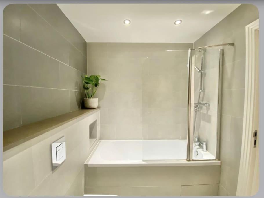 Luxury 4-Bed Apartment With Balcony & Garden, Near Emirates Stadium, 15 Mins To Central Λονδίνο Εξωτερικό φωτογραφία