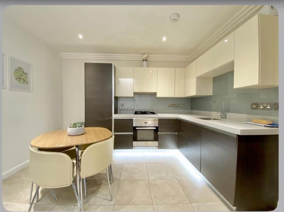 Luxury 4-Bed Apartment With Balcony & Garden, Near Emirates Stadium, 15 Mins To Central Λονδίνο Εξωτερικό φωτογραφία