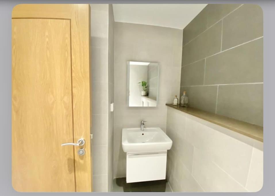 Luxury 4-Bed Apartment With Balcony & Garden, Near Emirates Stadium, 15 Mins To Central Λονδίνο Εξωτερικό φωτογραφία
