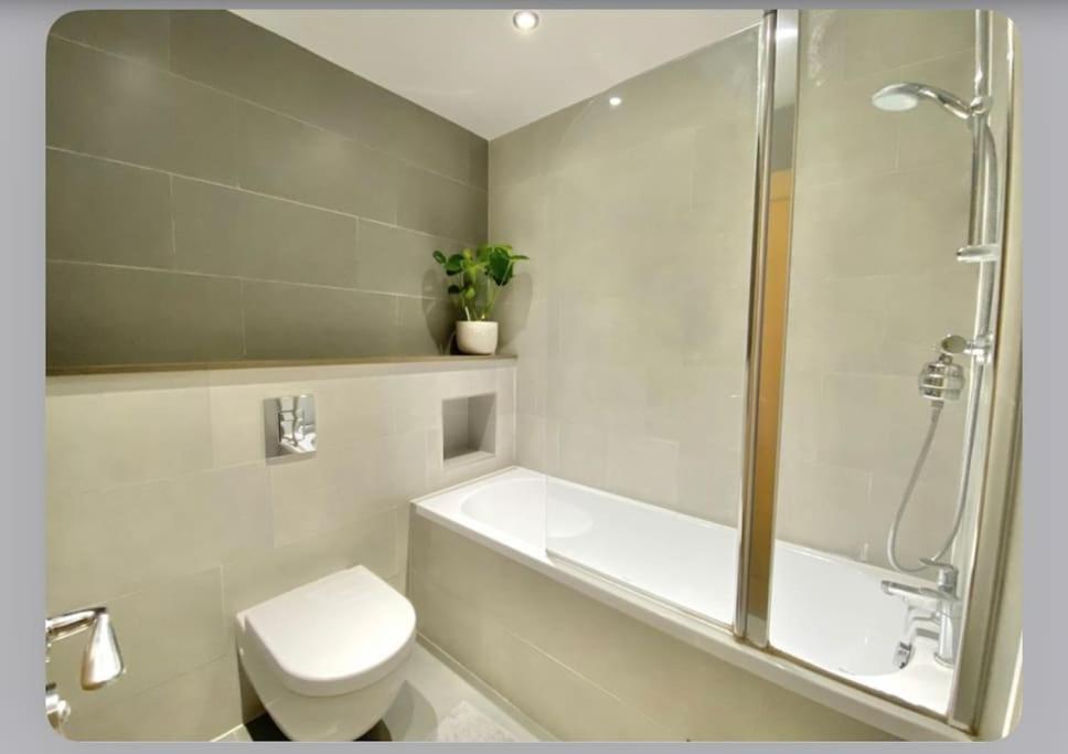 Luxury 4-Bed Apartment With Balcony & Garden, Near Emirates Stadium, 15 Mins To Central Λονδίνο Εξωτερικό φωτογραφία