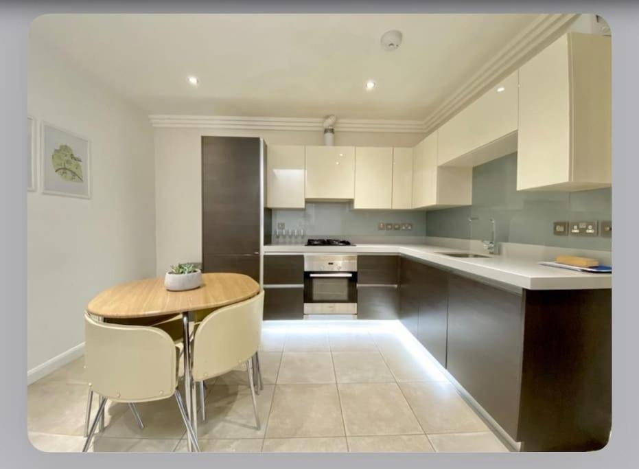 Luxury 4-Bed Apartment With Balcony & Garden, Near Emirates Stadium, 15 Mins To Central Λονδίνο Εξωτερικό φωτογραφία